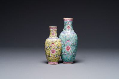 Een Chinese famille rose dubbele vaas met floraal decor, Qianlong merk, 19e eeuw