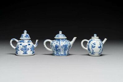 Zes Chinese blauw-witte en Imari-stijl theepotten, Kangxi/Yongzheng