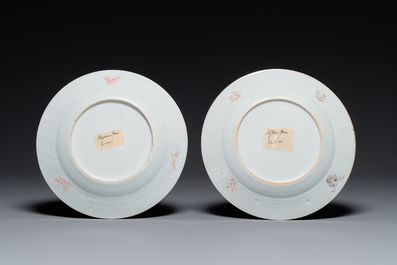 Paire de plats en porcelaine de Chine famille rose &agrave; d&eacute;cor d'antiquit&eacute;s, Yongzheng