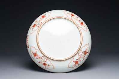 Grand plat en porcelaine de Chine wucai &agrave; d&eacute;cor figuratif et floral, marque de Jiajing, &eacute;poque Transition