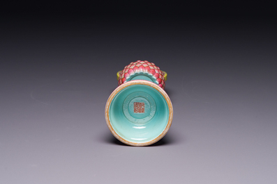 Rare instrument rituel en porcelaine de Chine famille rose, marque et &eacute;poque de Qianlong
