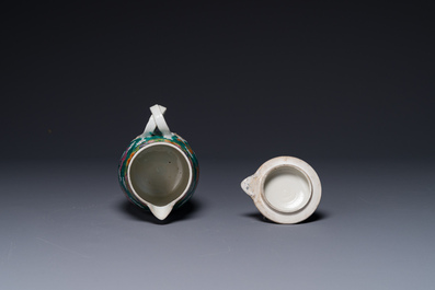 Une cruche en porcelaine de Chine famille rose sur fond vert  &agrave; d&eacute;cor de dragons et un plat &agrave; decor 'sept sages' et &agrave; bord de dragons, 19&egrave;me