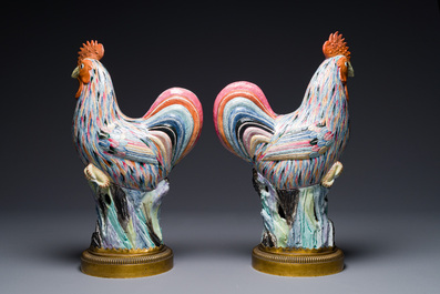 Paire de sculptures de coq en porcelaine de Chine famille rose aux montures en bronze dor&eacute;, Qianlong