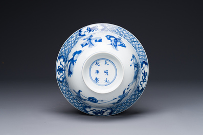 Een Chinese blauw-witte 'klapmuts' kom met een moordsc&egrave;ne, Chenghua merk, Kangxi