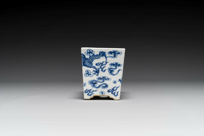 Een Chinese blauw-witte jardini&egrave;re met draken, Guangxu