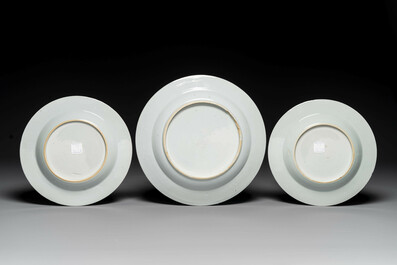 Drie Chinese Meissen-stijl borden met een havenzicht, Qianlong