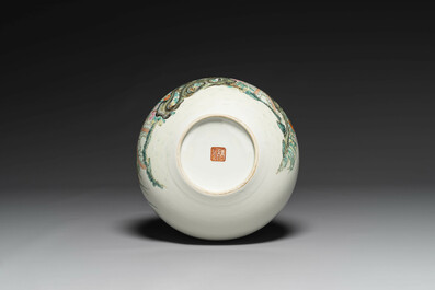 Vase de forme bouteille en porcelaine de Chine famille rose &agrave; d&eacute;cor d'oiseaux parmi des branches fleuries, marque de Qianlong, R&eacute;publique