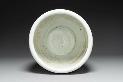 A Chinese famille verte jardiniere, 19th C.
