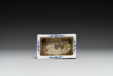 Een Chinese blauw-witte jardini&egrave;re met draken, Guangxu