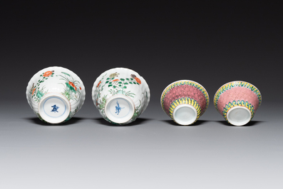 Een paar Chinese famille verte en een paar famille rose koppen en schotels, Kangxi/Yongzheng
