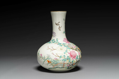 Vase de forme bouteille en porcelaine de Chine famille rose &agrave; d&eacute;cor d'oiseaux parmi des branches fleuries, marque de Qianlong, R&eacute;publique