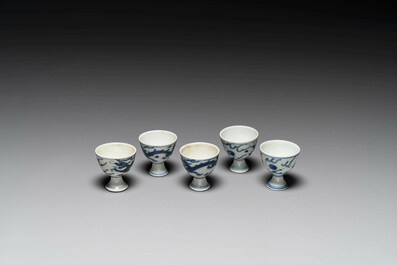 Vijf Chinese blauw-witte stem cups uit het Hatcher scheepswrak, Transitie periode