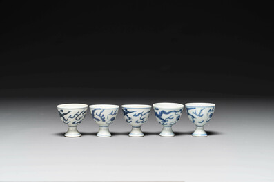 Vijf Chinese blauw-witte stem cups uit het Hatcher scheepswrak, Transitie periode