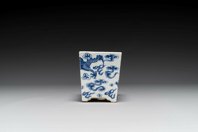 Een Chinese blauw-witte jardini&egrave;re met draken, Guangxu