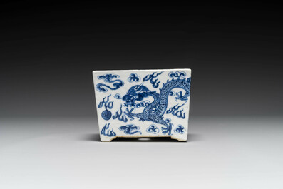Een Chinese blauw-witte jardini&egrave;re met draken, Guangxu
