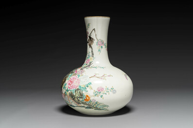 Vase de forme bouteille en porcelaine de Chine famille rose &agrave; d&eacute;cor d'oiseaux parmi des branches fleuries, marque de Qianlong, R&eacute;publique