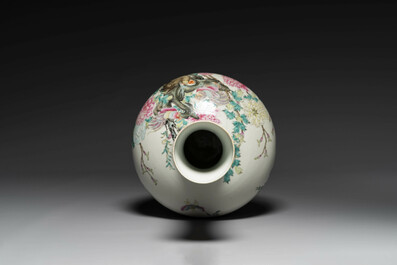 Vase de forme bouteille en porcelaine de Chine famille rose &agrave; d&eacute;cor d'oiseaux parmi des branches fleuries, marque de Qianlong, R&eacute;publique