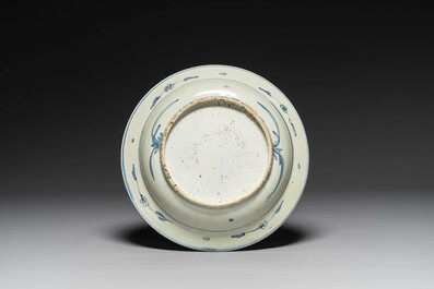 Plat en porcelaine de Chine bleu et blanc &agrave; d&eacute;cor d'oiseaux sur un &eacute;tang, Jiajing