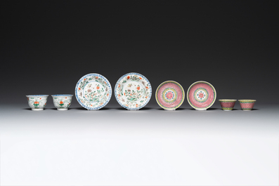 Een paar Chinese famille verte en een paar famille rose koppen en schotels, Kangxi/Yongzheng