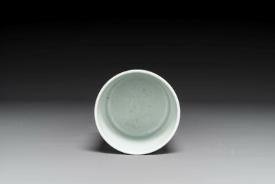 Een Chinese famille verte penselenpot met figuratief decor, 19e eeuw