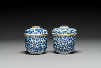 Groupe de six pi&egrave;ces en porcelaine de Chine bleu et blanc, Kangxi