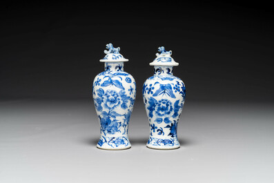 Groupe de six pi&egrave;ces en porcelaine de Chine bleu et blanc, 18/19&egrave;me