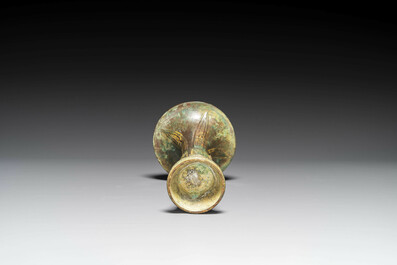 Een Chinese bronzen Shang-stijl 'gu' vaas op houten sokkel, 19/20e eeuw