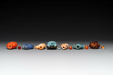 Zeven gevarieerde Chinese snuifflessen in edelsteen, bloedkoraal, glas en barnsteen, 19e eeuw