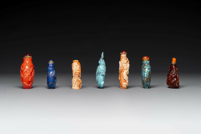Zeven gevarieerde Chinese snuifflessen in edelsteen, bloedkoraal, glas en barnsteen, 19e eeuw