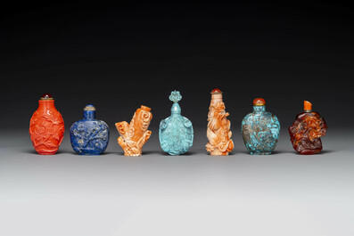 Zeven gevarieerde Chinese snuifflessen in edelsteen, bloedkoraal, glas en barnsteen, 19e eeuw