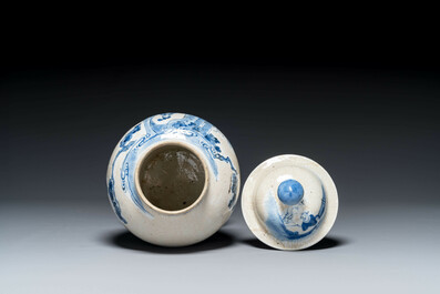 Un vase couvert en porcelaine de Chine en bleu et blanc et un plat &agrave; fond c&eacute;ladon, marque de Chenghua, 19&egrave;me