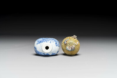 Een Chinese blauw-witte snuiffles en een famille rose opengewerkte bal, 19e eeuw