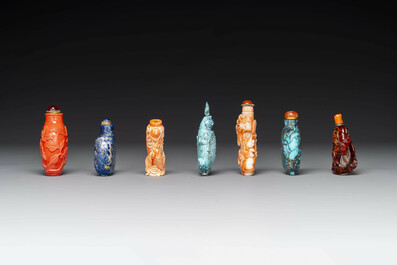 Zeven gevarieerde Chinese snuifflessen in edelsteen, bloedkoraal, glas en barnsteen, 19e eeuw