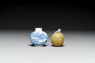 Een Chinese blauw-witte snuiffles en een famille rose opengewerkte bal, 19e eeuw
