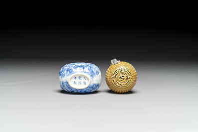 Een Chinese blauw-witte snuiffles en een famille rose opengewerkte bal, 19e eeuw