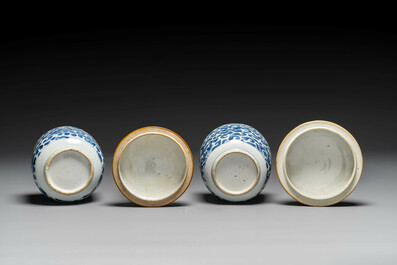 Groupe de six pi&egrave;ces en porcelaine de Chine bleu et blanc, Kangxi
