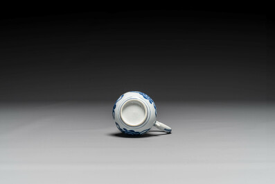 Groupe de six pi&egrave;ces en porcelaine de Chine bleu et blanc, Kangxi