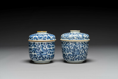Groupe de six pi&egrave;ces en porcelaine de Chine bleu et blanc, Kangxi