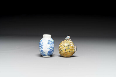 Een Chinese blauw-witte snuiffles en een famille rose opengewerkte bal, 19e eeuw