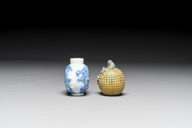 Een Chinese blauw-witte snuiffles en een famille rose opengewerkte bal, 19e eeuw
