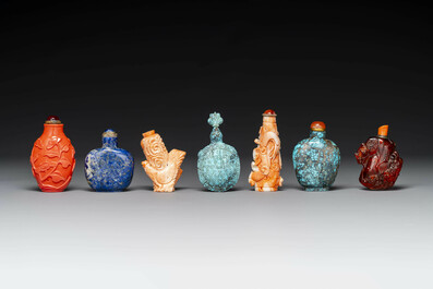 Zeven gevarieerde Chinese snuifflessen in edelsteen, bloedkoraal, glas en barnsteen, 19e eeuw