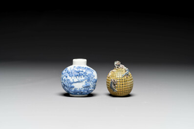 Een Chinese blauw-witte snuiffles en een famille rose opengewerkte bal, 19e eeuw