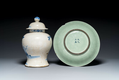 Un vase couvert en porcelaine de Chine en bleu et blanc et un plat &agrave; fond c&eacute;ladon, marque de Chenghua, 19&egrave;me