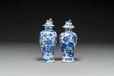 Groupe de six pi&egrave;ces en porcelaine de Chine bleu et blanc, 18/19&egrave;me