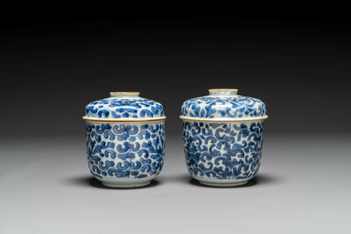 Groupe de six pi&egrave;ces en porcelaine de Chine bleu et blanc, Kangxi