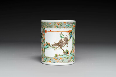 Een Chinese famille verte penselenpot met figuratief decor, 19e eeuw