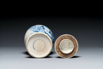 Un vase couvert en porcelaine de Chine en bleu et blanc et un plat &agrave; fond c&eacute;ladon, marque de Chenghua, 19&egrave;me