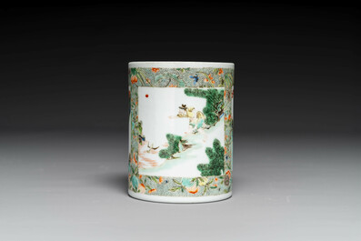 Een Chinese famille verte penselenpot met figuratief decor, 19e eeuw
