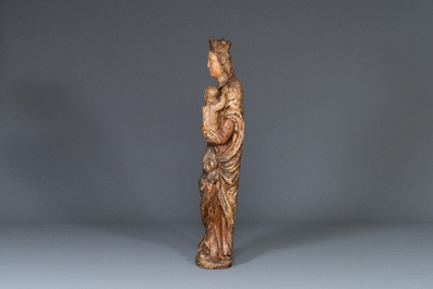 Figure de Vierge &agrave; l'Enfant en ch&ecirc;ne sculpt&eacute; polychrome, France, 2&egrave;re moiti&eacute; du 16&egrave;me