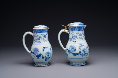 Twee Chinese blauw-witte dekselkannen met floraal decor, Yongzheng/Qianlong